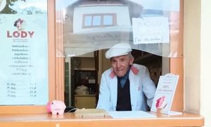 Pan Felicjan ma 98 lat i sprzedaje lody. Senior pracuje już 67 lat