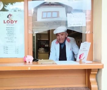 Pan Felicjan ma 98 lat i sprzedaje lody. Senior pracuje już 67 lat