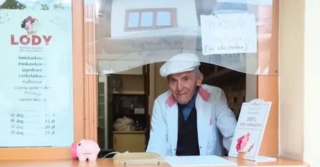 Pan Felicjan ma 98 lat i sprzedaje lody. Senior pracuje już 67 lat