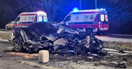 Zderzenie rozerwało BMW. Prędkość musiała być ogromna