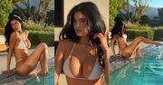 Bikiniara Kylie Jenner i jej podrasowany biust wdzięczą się nad basenem. Prawdziwa syrenka? (ZDJĘCIA)