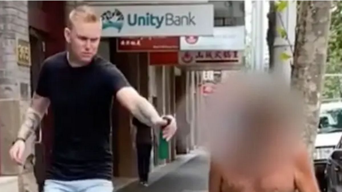 Tiktoker zażartował z bezdomnego