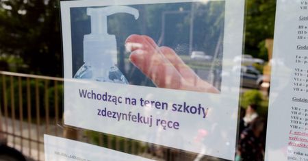 Nauczanie hybrydowe. Zmiany dla uczniów szkół średnich i wyższych