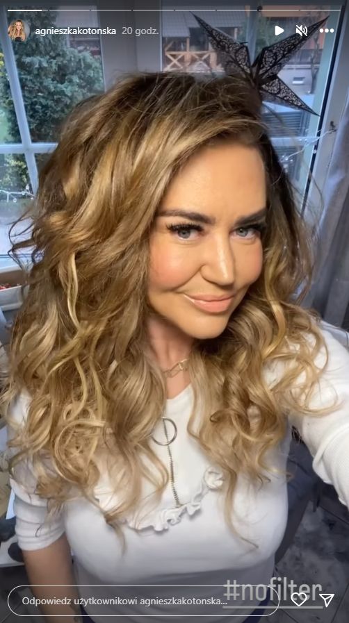 Agnieszka Kotońska gotowa do wyjścia. Dużo w jej wyglądzie zmienia fryzura
