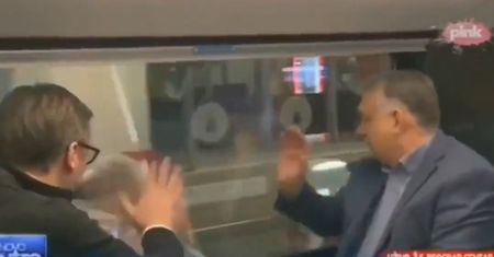 Orban machał do "tłumu". Absurdalne nagranie wzbudza kontrowersje