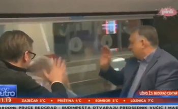 Orban machał do "tłumu". Absurdalne nagranie wzbudza kontrowersje