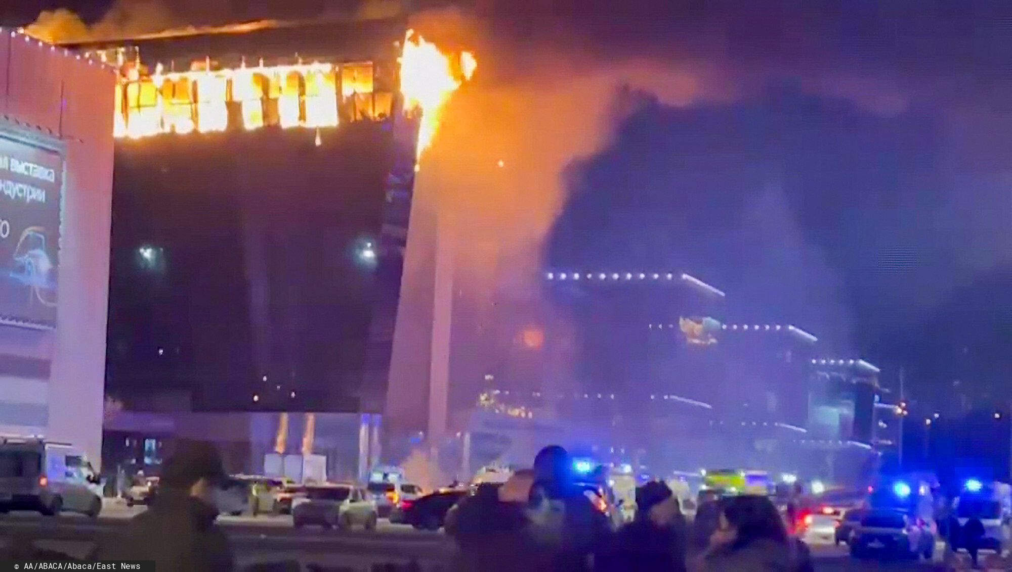 Strzelanina w hali koncertowej w Krasnogorsku
MOSCOW, RUSSIA - MARCH 22: A screen grab from a video shows smoke rises from fire as ambulances, personnel arrive at Crocus City Hall concert venue near Moscow, Russia after reports of a shooting incident on March 22, 2024. Gunmen killed 40 people and over injured 100 others in a shooting at a concert hall near Moscow, the Russian Federal Security Service (FSB) announced on Friday. Ali Cura / Anadolu
AA/ABACA