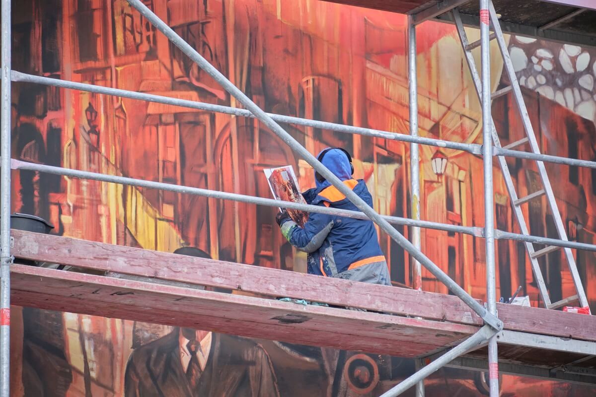Mural jako zapowiedź serialu „Erynie” na ścianie kamienicy przy ul. Bernardyńskiej