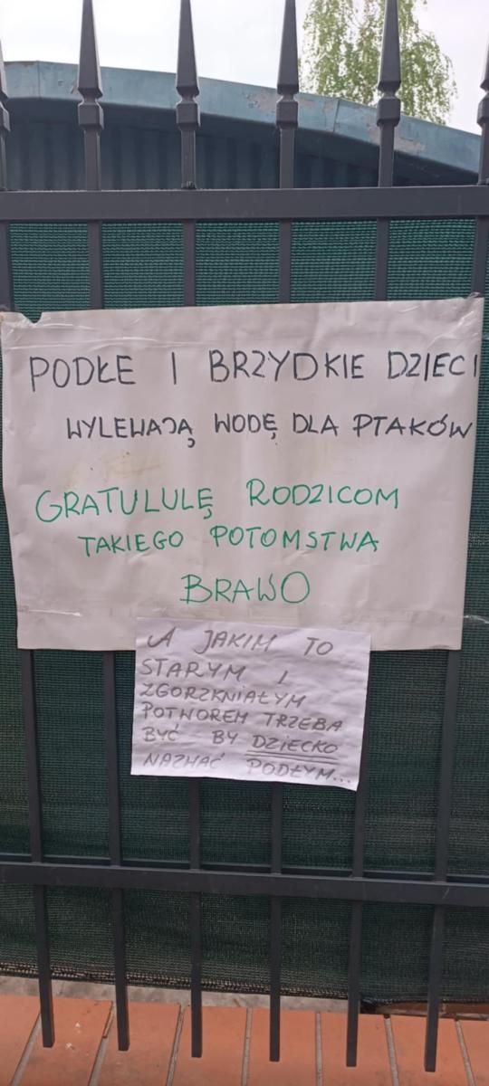 Ktoś zamieścił wymowny napis na kartce