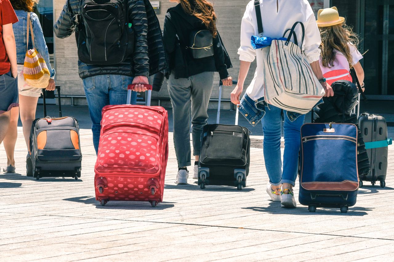 Nie oznaczaj walizki wstążką. Bagażowy zdradza, dlaczego