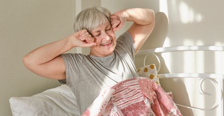 Seniorzy często budzą się o świcie. Naukowcy tłumaczą, co dzieje się w organizmie