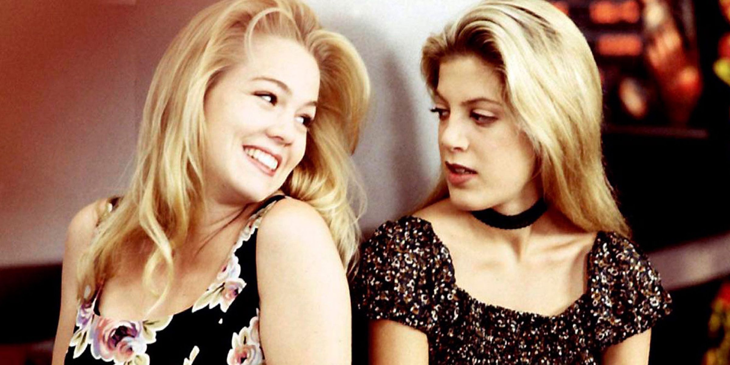 W "Beverly Hills 90210" Jennie Gart i Tori Spellin grały Kelly i Donnę. Jak dziś wyglądają?