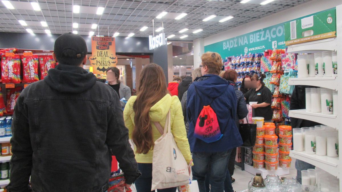 Stock MaBa
PHOTO: ZOFIA I MAREK BAZAK / EAST NEWS 
Warszawa Galeria Wilenska N/z Dealz brytyjska siec supermarketow otworzyla swoj sklep na Pradze Polnoc - kolejka do kasy.
ZOFIA BAZAK
