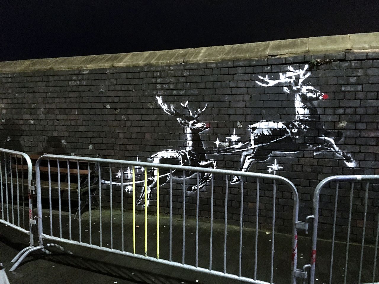 Świąteczny mural Banksy'ego porusza temat bezdomności