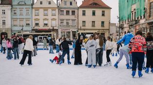 Żary: Tłumy na otwarciu lodowiska. W sobotę wejście gratis