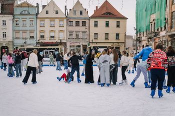 Żary: Tłumy na otwarciu lodowiska. W sobotę wejście gratis