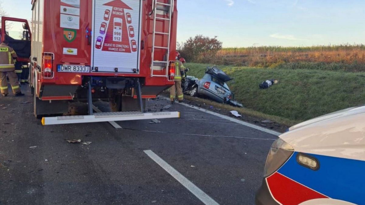 Wypadek na DK8. Zderzyły się samochód osobowy i ciężarowy