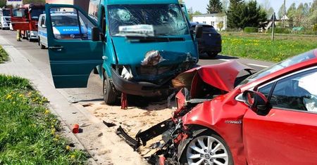 Toyota zderzyła się z busem pasażerskim. Pięć osób trafiło do szpitala