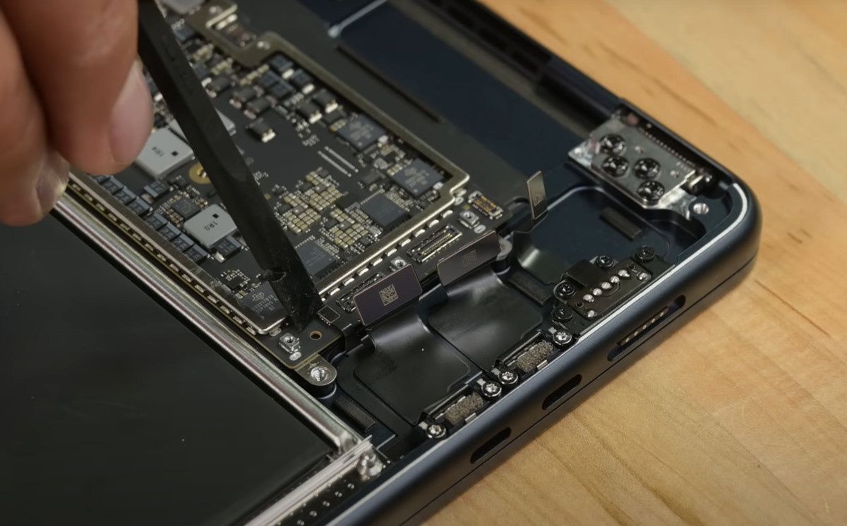 MacBook Air 15 cali rozkręcanie