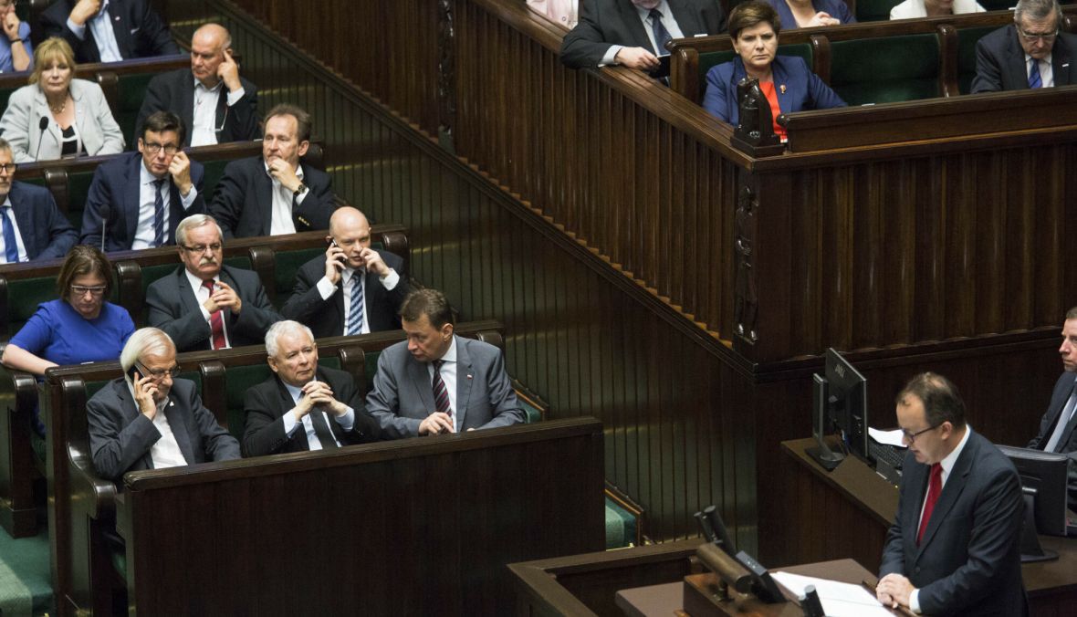 Jarosław Kaczyński przysłuchuje się wystąpieniu Adama Bodnara w Sejmie.  20 lipca 2017 roku