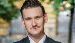 Jakub Dymek wygrał w sądzie z ASZDziennikiem. 100 tys. zł zadośćuczynienia