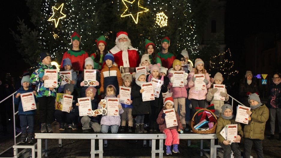 Za nami Mikołajki w Zbąszyniu. Rynek miejski rozświetliła choinka.