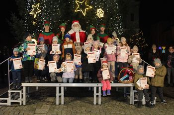 Zbąszyń: Na rynku rozbłysnęła choinka. Rozstrzygnięto też wyjątkowy konkurs