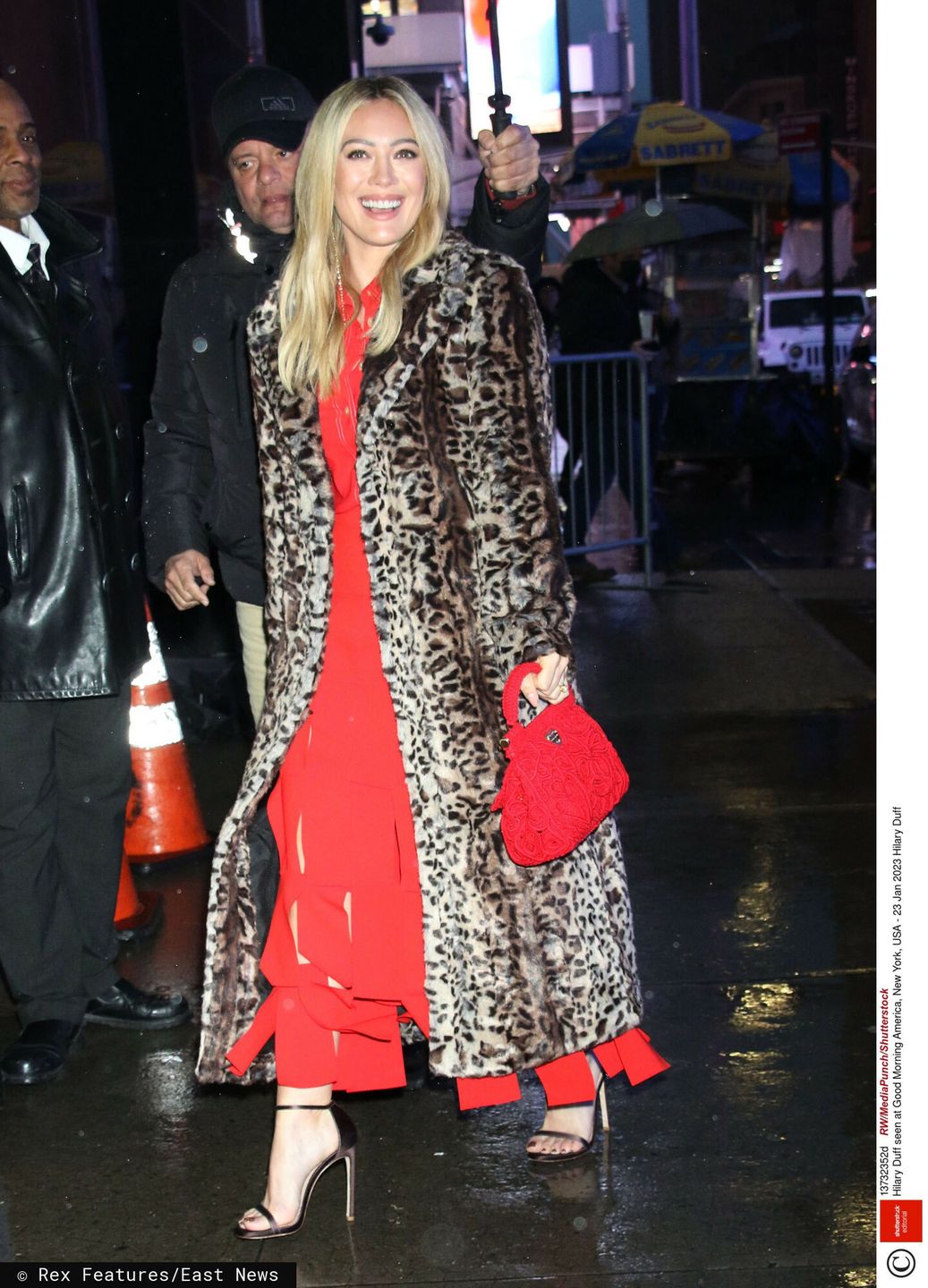 Hilary Duff w panterce i czerwieni