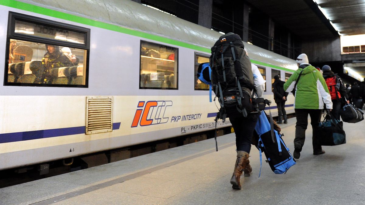 Pasa�erowie na peronie Dworca Centralnego
Warszawa, 17.02.2011. Dworzec Centralny PKP.
Nz. Pasa�erowie na peronie Dworca Centralnego wsiadaj� do poci�gu Intercity do Zakopanego.
(gj/obm) PAP/Grzegorz Jakubowski
Grzegorz Jakubowski
dworzec centralny, pkp, komunikacja, kolej, podr�ni, pasa�er, pase�erka, peron, poci�g, intercity, ferie zimowe, icc