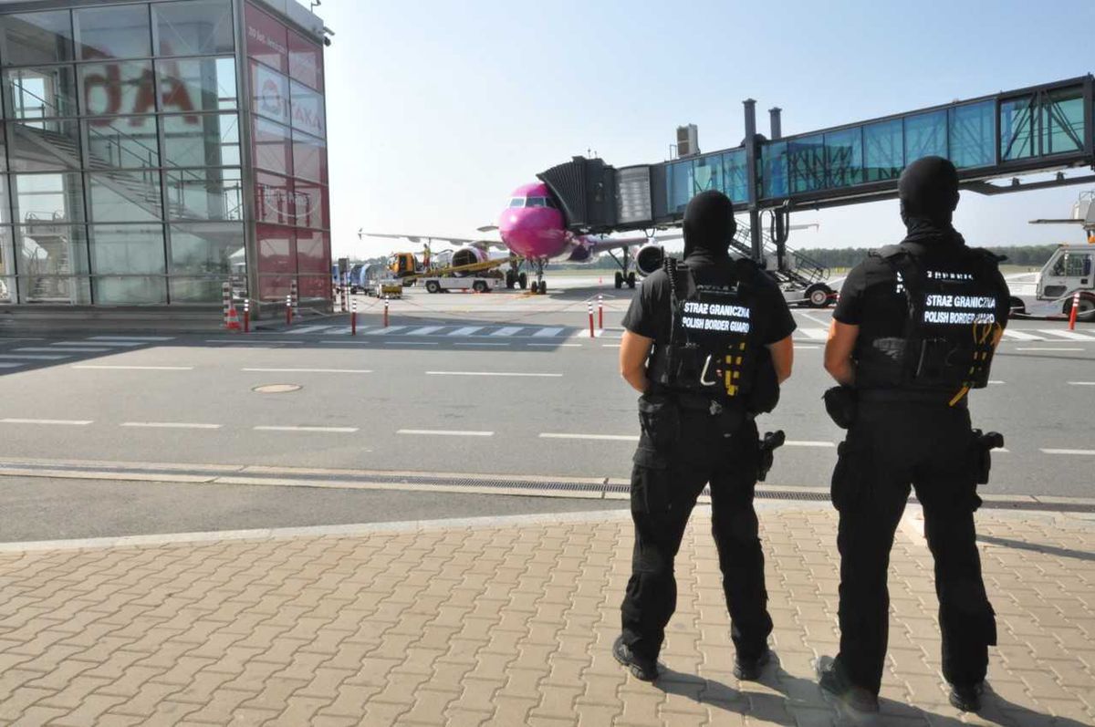 Wrocław. Szybka akcja na lotnisku. Pasażer w kajdankach