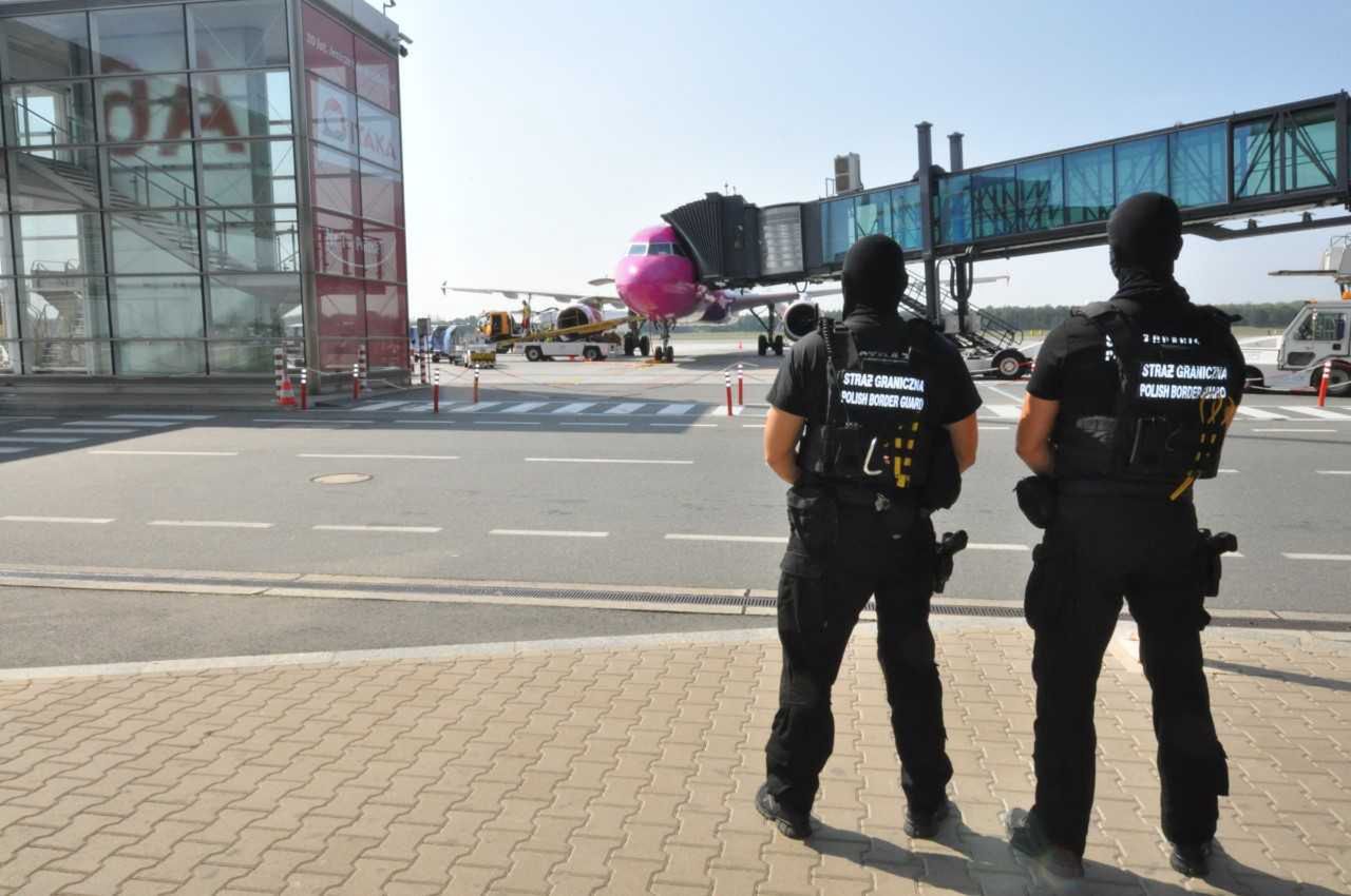 Wrocław. Akcja służb na lotnisku. Pasażer w kajdankach
