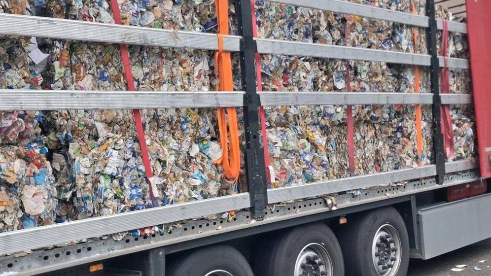 Tony śmieci wjechały z Niemiec do Polski. Kierowca miał wieźć pa