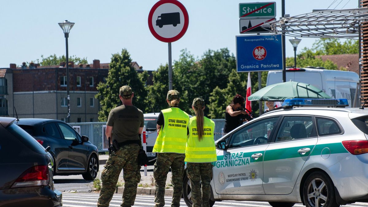 Wr�c? kontrole na polsko-niemieckiej granicy
Fot. NewsLubuski/East News, Slubice, 01.07.2025. Przejscie graniczne Slubice - Frankfurt nad Odra. Dziala na nim m.in. Ruch Obrony Granic, Straz Graniczna oraz Samodzielny Pododdzial Prewencji Policji z Gorzowa Wielkopolskiego. Od 7 lipca wroca czasowe kontrole na granicy z Niemcami.
NewsLubuski