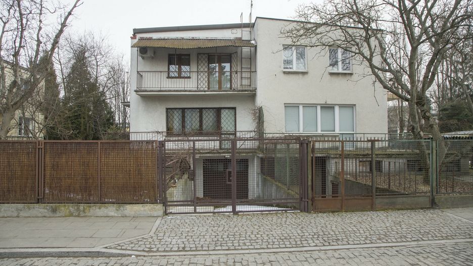 Jaros?aw Kaczy?ski przed swoim domem na ?oliborzuPHOTO: CZESIEK POWAGA / SE / EAST NEWS WARSZAWA 22/03/2018 POD DOMEM JAROSLAWA KACZYNSKIEGO NA WARSZAWSKIM ZOLIBORZU. N/Z DOM, BUDYNEK. WIECEJ ZDJEC NA HTTP://AGENCJA.SE.COM.PLCZESIEK POWAGA