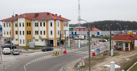 Polska zamknęła cztery z sześciu przejść z Białorusią. "Celny cios"