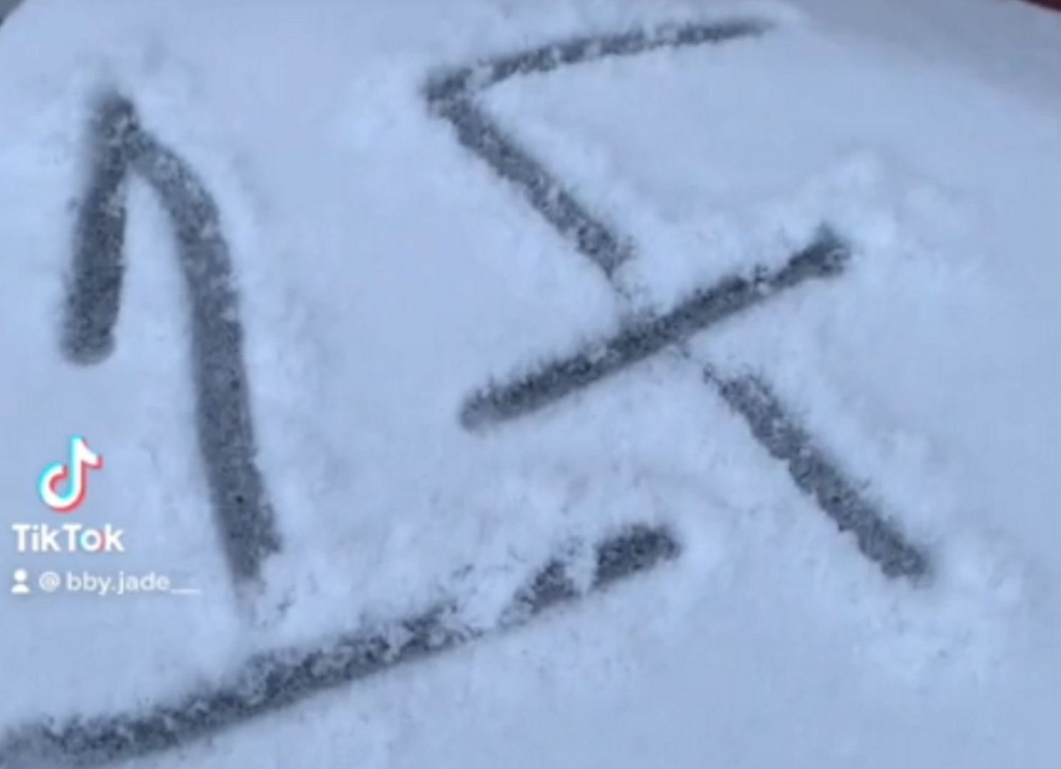 Tajemniczy napis na śniegu. Zobaczyła to i wezwała policję