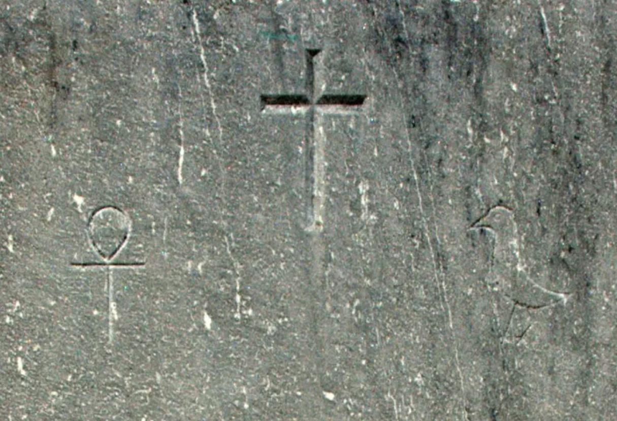 Unusual symbols on the grave have their hidden meaning