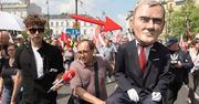 Sceny w Warszawie. Przyszedł z kukłą Tuska. "Premier na sprzedaż"
