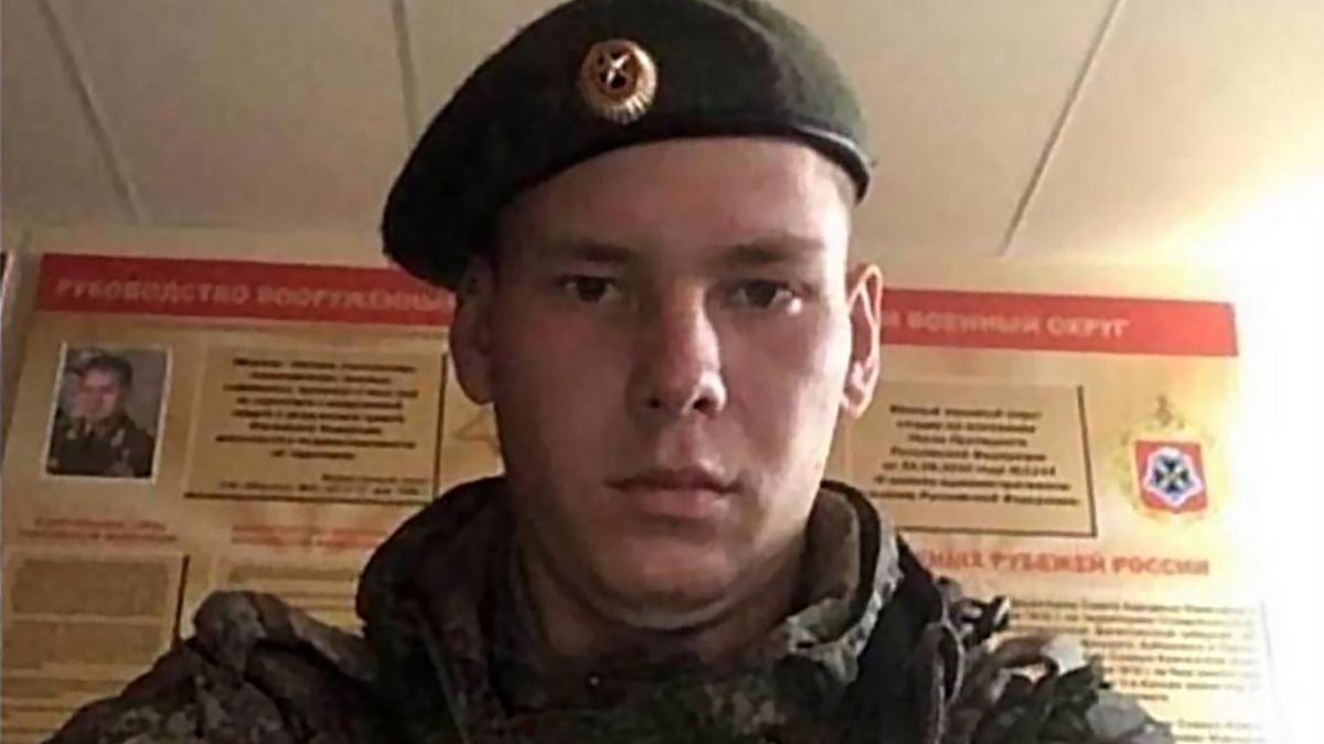 Media społecznościowe obiegły zdjęcia 25-letniego Aleksieja Byczkowa, który ma gwałcić małe dzieci i nagraniami chwalić się w sieci