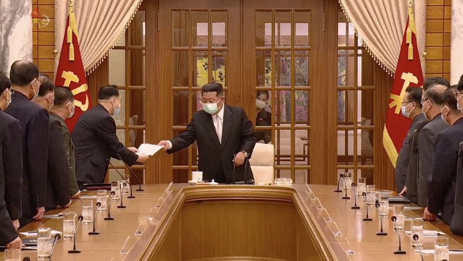 Omikron w Korei Północnej. Kim Dzong Un po raz pierwszy w maseczce. Fot. KCTV