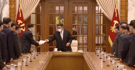 Omikron w Korei Północnej. Kim Dzong Un po raz pierwszy w maseczce