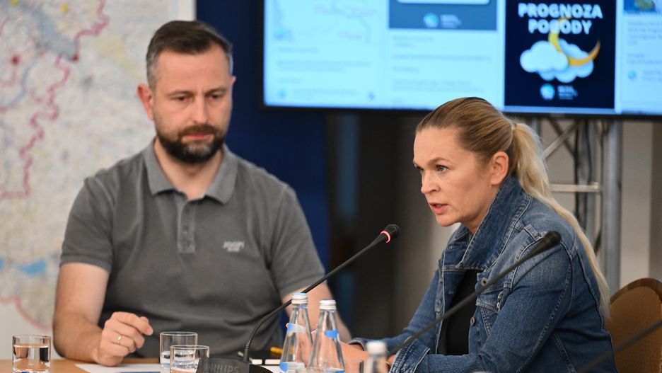 Barbara Nowacka podczas sztabu kryzysowego