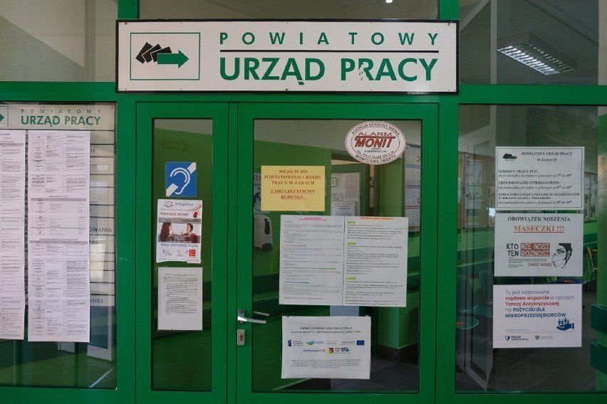 Pracownik produkcji wędlin