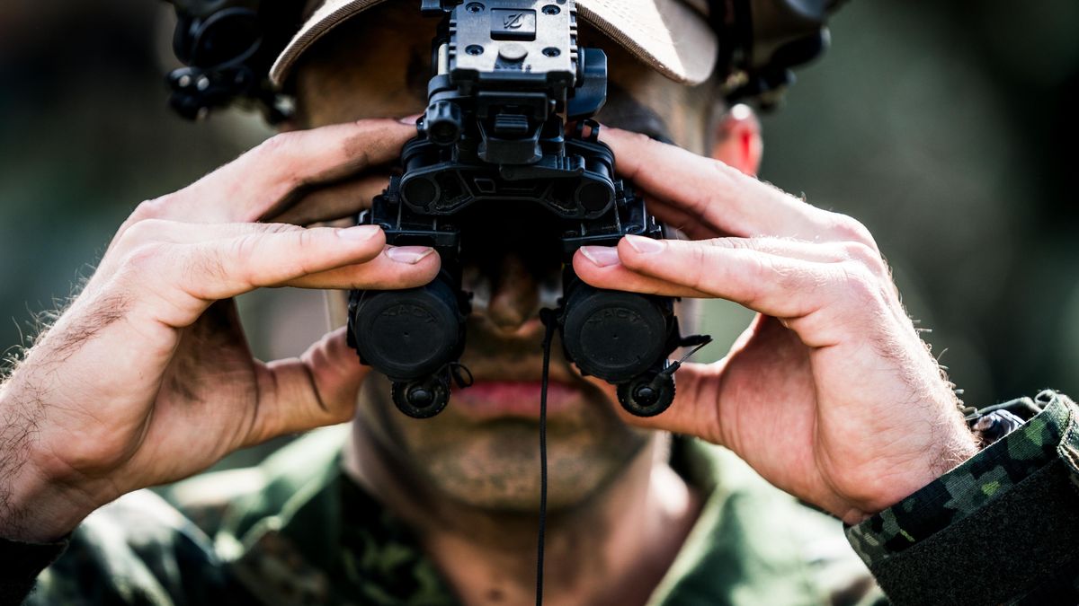A reconnaissance unit looks through binoculars during a large-scale airborne assault exercise in Zoutkamp, the Netherlands, in which aircraft from various NATO partners dropped some 500 fully equipped French, Polish, and Dutch military paratroopers with the task of clearing the Marnehuizen training village of enemy troops, 10 September 2025. EPA/SIESE VEENSTRA Dostawca: PAP/EPA.