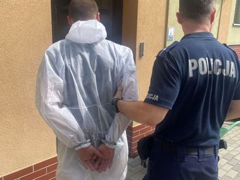 Dzierzgoń: Zaatakowali kobietę na ulicy i siłą wyrwali jej torebkę