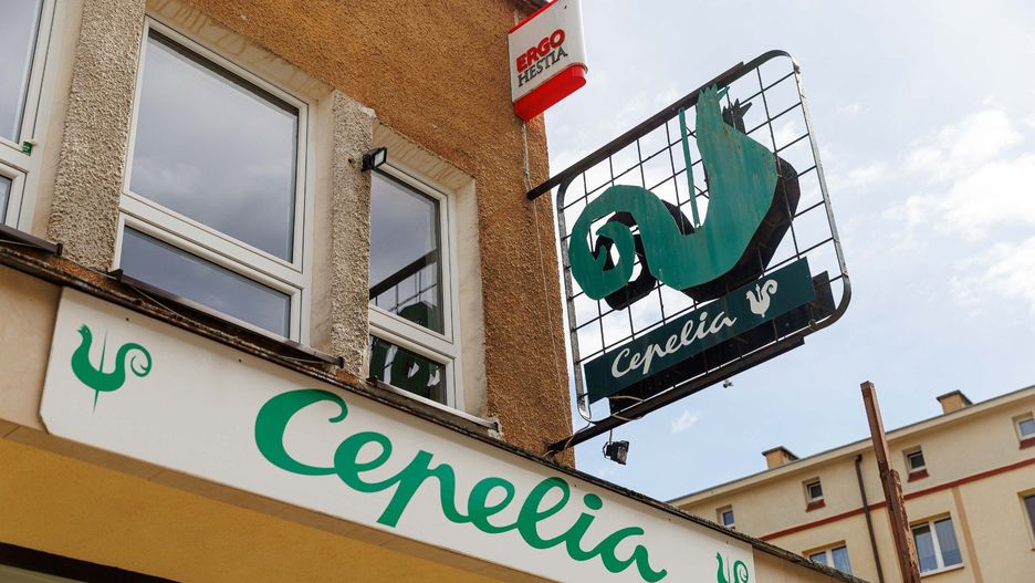 Neon &#34;Cepelii&#34; na budynku przy ulicy Grochowej