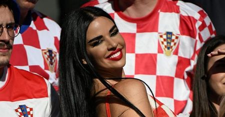 Piękna miss w basenie. Fani są w szoku