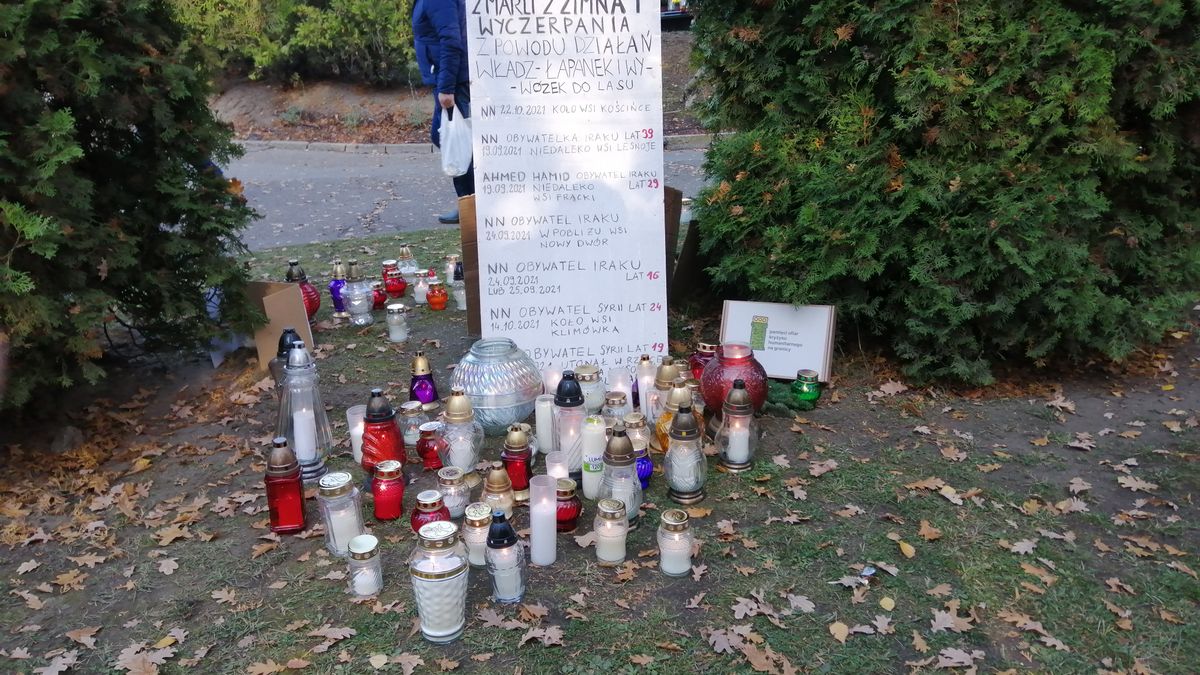 Przy wejściu na Cmentarz Łostowicki w Gdańsku ustawiono tablicę, na której wypisano daty śmierci migrantów, którzy zmarli przy granicy polsko-białoruskiej.