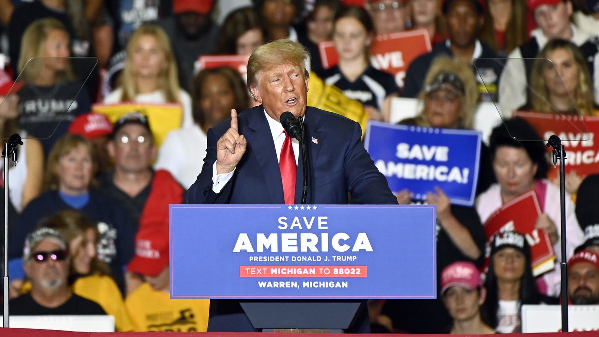 Former US President Donald Trump addresses the crowd at a Save America rally at the Macomb Community College, Sports & Expo Center in Warren, Michigan, USA, 01 October 2022. Trump is holding rallys for congressional candidates he supports in the run-up to the mid-term elections. EPA/JOSE JUAREZ Dostawca: PAP/EPA.