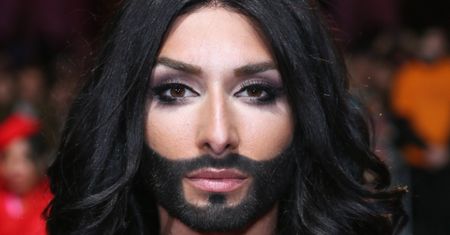 Conchita Wurst w czarnej sukni z trenem i kokieteryjnie odsłoniętym sutkiem. Zobaczcie, jak dziś wygląda (ZDJĘCIA)